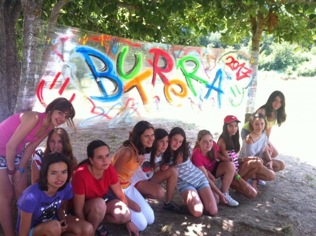 Ninas en nuestro campamento